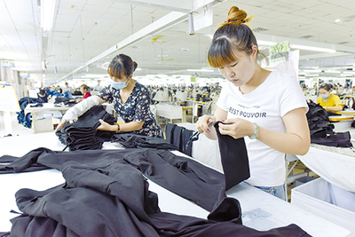 湖北成大服裝工人在制作服裝